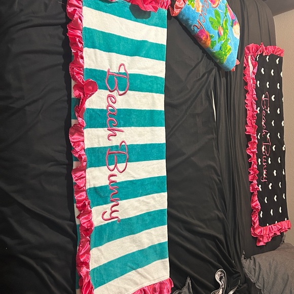 EUC. XL Beach Bunny Towel - Picture 2 of 2